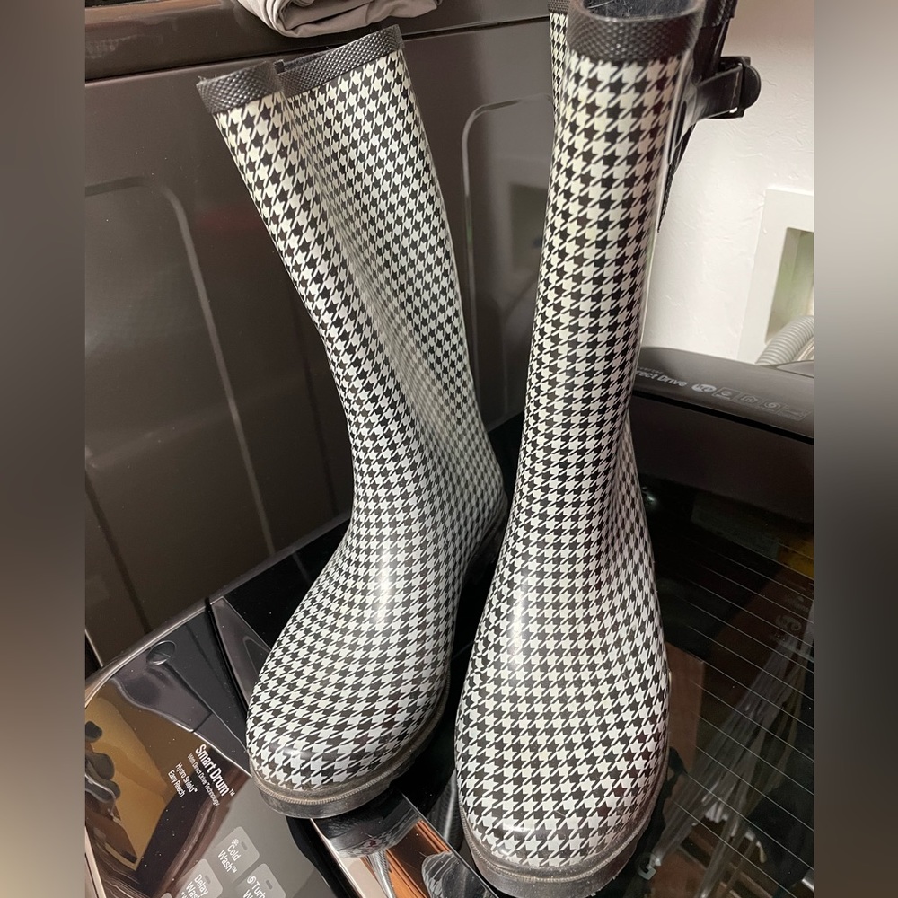 Goloshuses in black/white herringbone design. Gently used and clean.